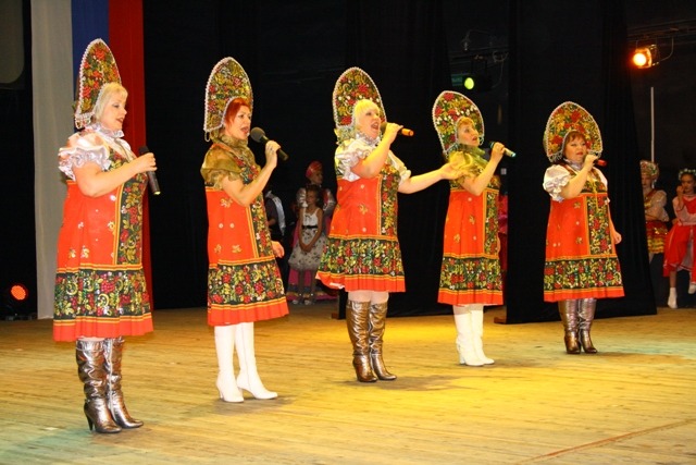 Праздничный концерт во Дворце культуры, Фото с места события собственное