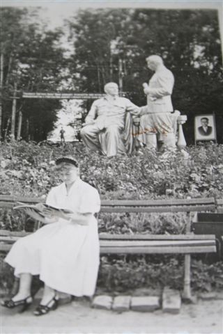 В центре парка стояла скульптура Сталина и Ленина, Фото с места события собственное