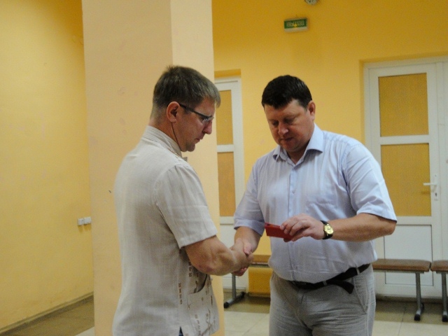 Виктор Орёл вручил членам совета удостоверения, Фото с места события из других источников