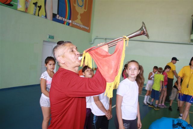 "Пионеров" школы №7 подбадривали звуки горна, Фото с места события собственное