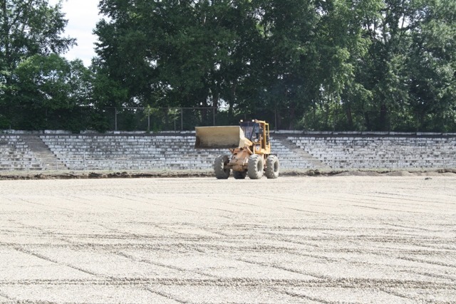 Реконструкция главной футбольной арены завершится в июле, Фото с места события собственное