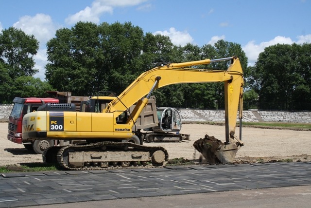 Техника еще работает на поле, Фото с места события собственное