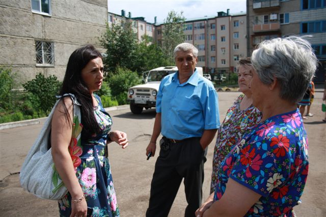 Алла Шелтыганова и Владимир Коновалов бесендуют с жителями, Фото с места события собственное