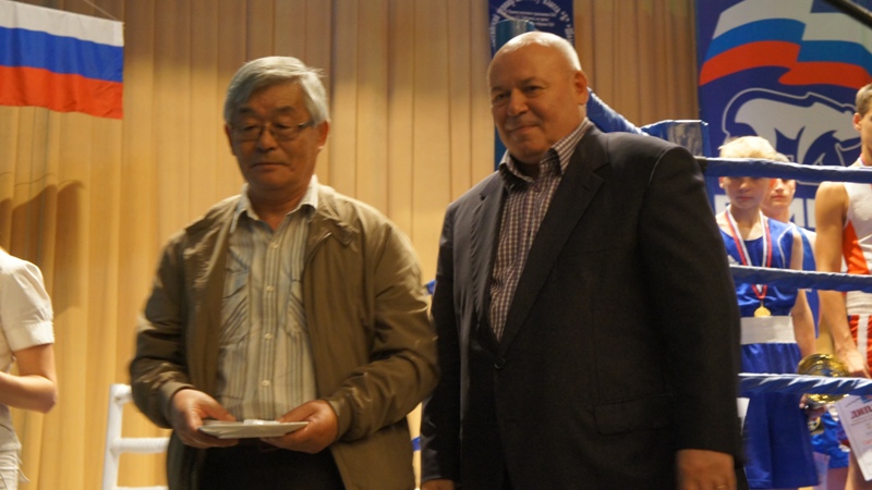Награду получает ветеран дальневосточного бокса, старший тренер ДВФО Роберт Люгай, Фото с места события собственное