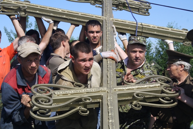 Установка креста, Фото с места события собственное