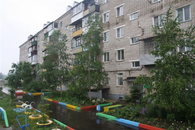 Двор-сказку создали жильцы многоквартирного дома в Биробиджане, Фото с места события собственное