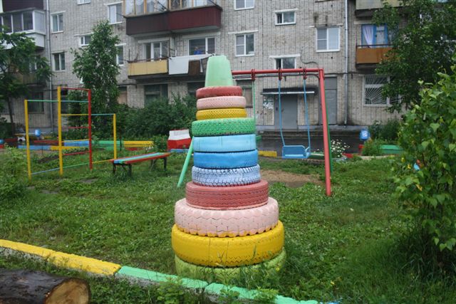 Двор-сказку создали жильцы многоквартирного дома в Биробиджане, Фото с места события собственное