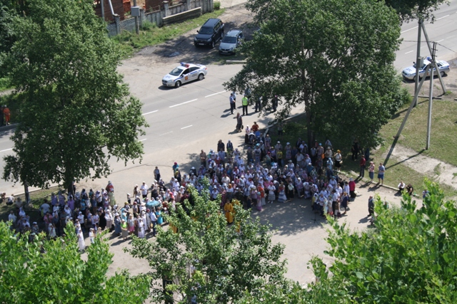 Поклонный крест освящен во время крестного хода в Биробиджане, Фото с места события собственное