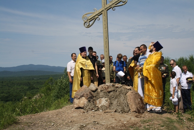 Поклонный крест освящен во время крестного хода в Биробиджане, Фото с места события собственное