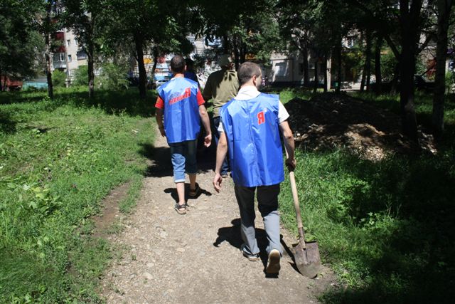 Техническую поддержку инициативным горожанам оказало управление ЖКХ мэрии, Фото с места события собственное