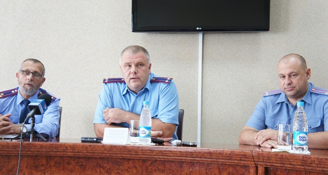 Участники брифинга, Фото с места события собственное