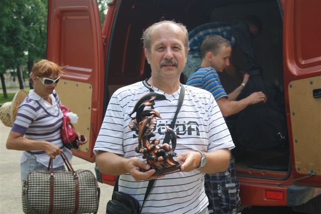 Гран-при - скульптура в виде дельфинов, прыгающих по волнам Черного моря, Фото с места события собственное