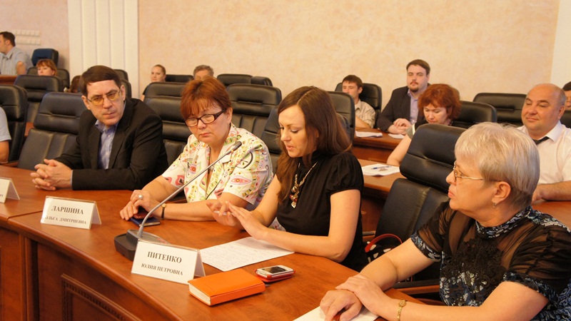 Представители политических партий на заседании Законодательного Собрания, Фото с места события собственное