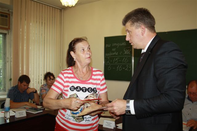 Мэр вручил свидетельства о регистрации представителям новых органов ТОС, Фото с места события собственное