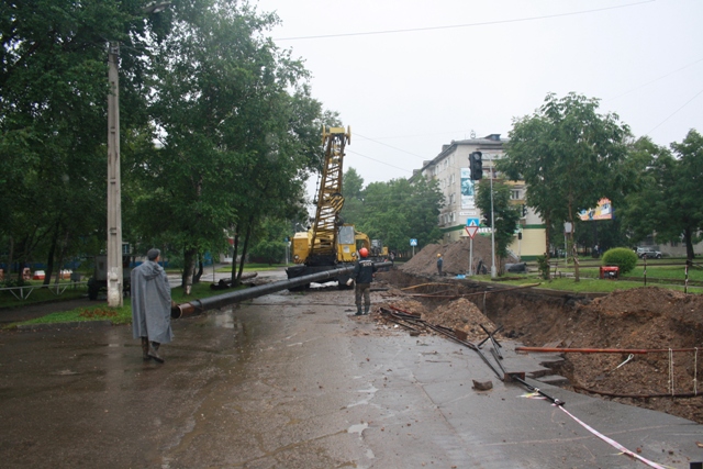 Под проливным дождем в Биробиджане меняют технический водовод ТЭЦ, Фото с места события собственное