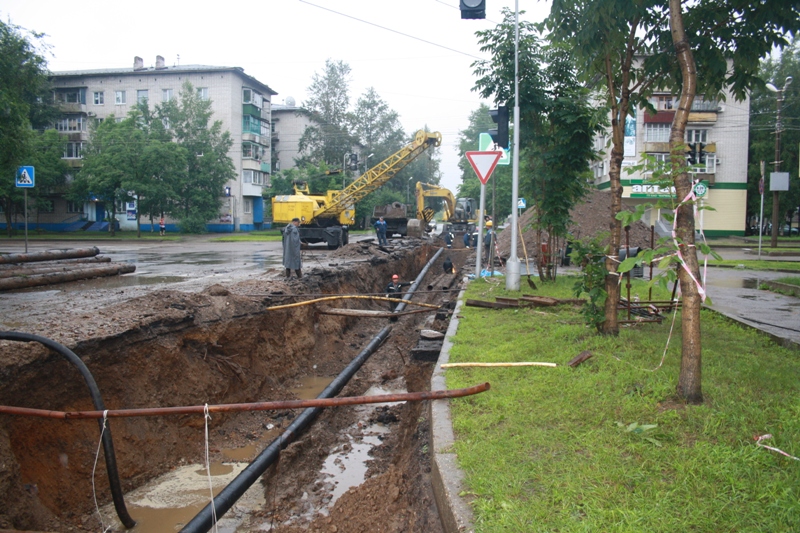 Под проливным дождем в Биробиджане меняют технический водовод ТЭЦ, Фото с места события собственное