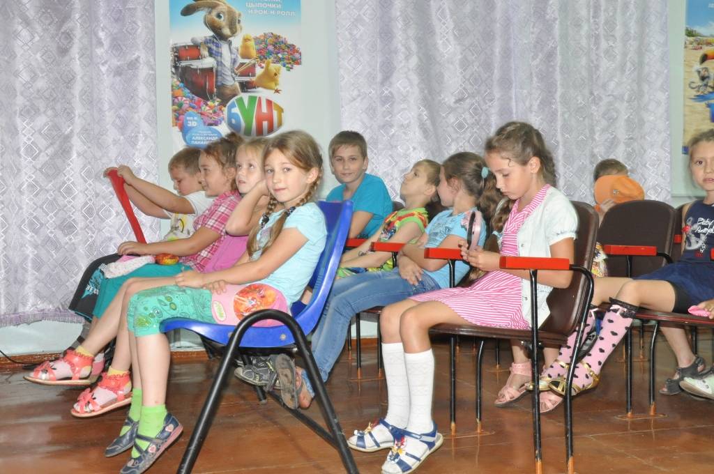 На просмотр лектория пригласили учеников школы №23 г. Биробиджана, Фото с места события из других источников