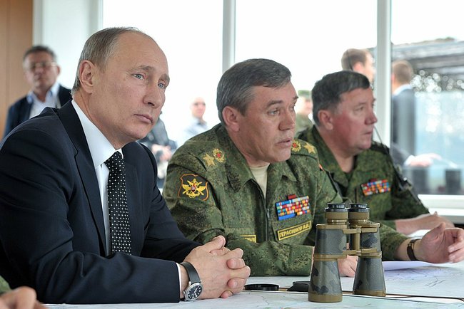 Верховный Главнокомандующий Владимир Путин наблюдает за заключительной фазой учений, Фото с места события из других источников