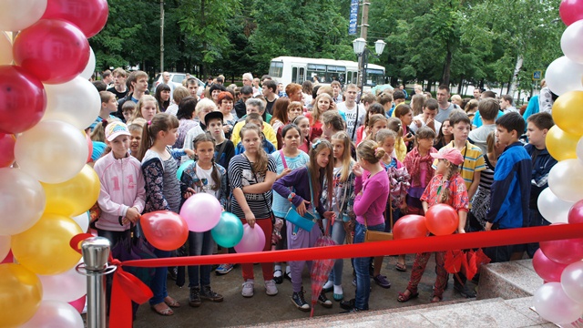 Территория перед кинотеатром наполнилась людьми, Фото с места события собственное