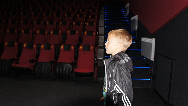 Кинозал со светящимися лестницами, Фото с места события собственное