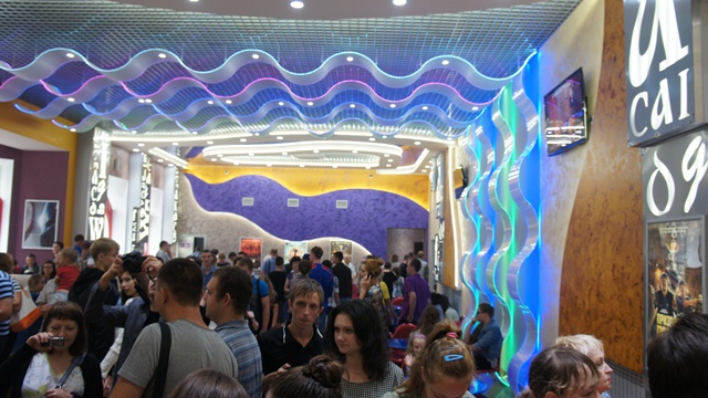 Посетители отправились осматривать кинотеатр, Фото с места события собственное