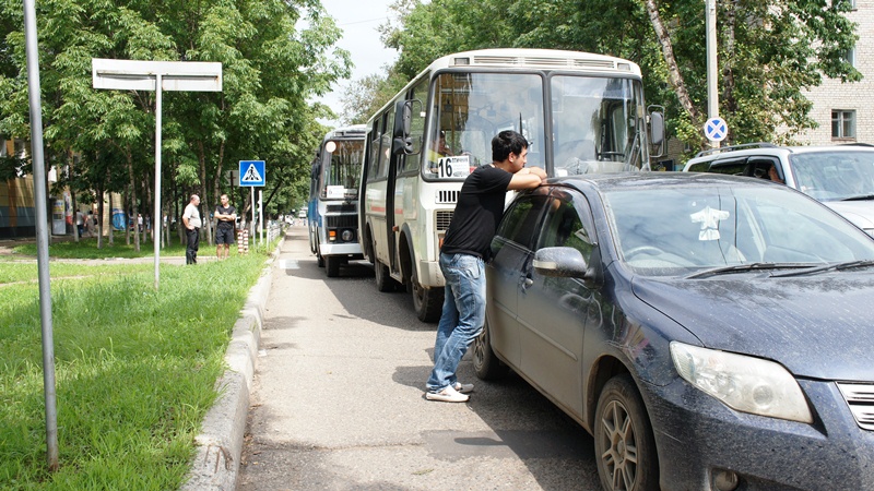 Авария с участием двух автобусов в центре Биробиджана, Фото с места события собственное