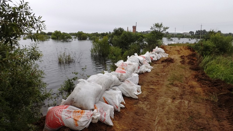 Дамбу укрепляют мешками с песком, Фото с места события из других источников
