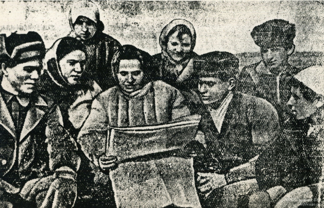 Агитатор колхоза &quotВалдгейм&quot, бригадир овощеводов Ш.М. Кочина проводит беседу о событиях на фронте. Март 1942 г. с. Валдгейм. Госархив ЕАО