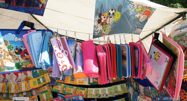 На рынках и магазинах Биробиджана идет бойкая торговля товарами для школы, Фото с места события собственное