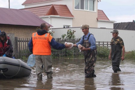 Более тонны питьевой воды доставили спасатели жителям п. Николаевка ЕАО, Фото с места события из других источников