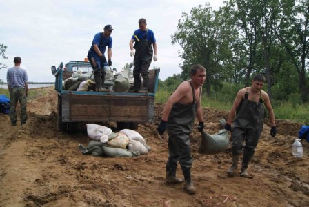 Мешки с песком - самое доступное средство , Фото с места события из других источников