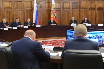 О паводковой ситуации в ЕАО президенту доложил губернатор Александр Винников, Фото с места события из других источников