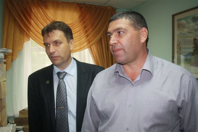 Деловой клуб Биробиджана передал пострадавшим от наводнения школьникам самое необходимое, Фото с места события собственное