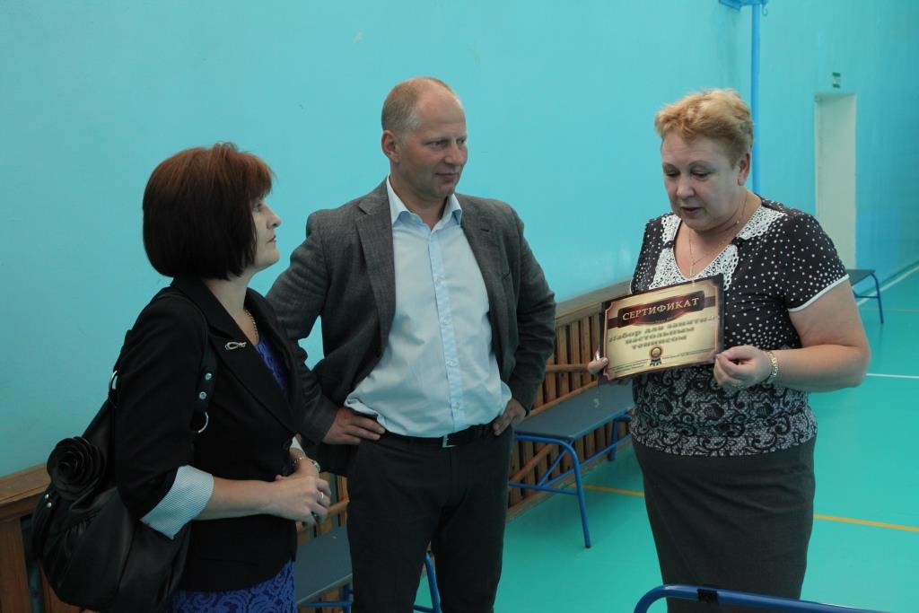 Депутаты парламента ЕАО передали в сельские школы спортинвентарь от фонда "Петропавловск", Фото с места события из других источников