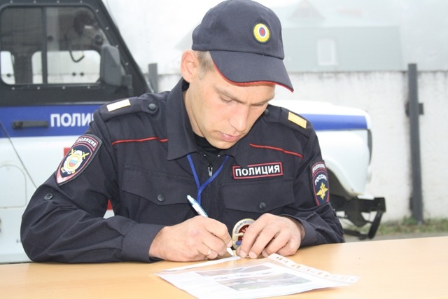 Старшина Сергей Яупов отвечает на письменное задание, Фото с места события собственное