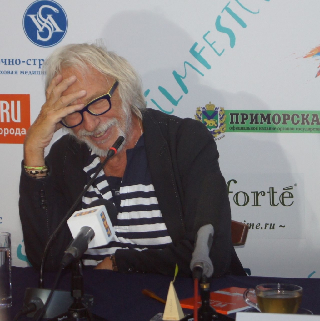 Биробиджанская журналистка узнала у Пьера Ришара секрет счастья, Фото с места события из других источников