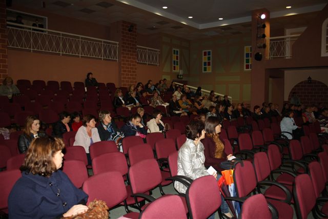 Родителям показали, как должны одеваться их дети, Фото с места события собственное