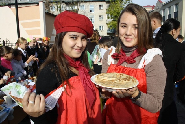 Такие ярмарки проходят во всех школах города, Фото с места события собственное