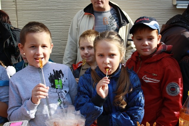Юные покупатели, Фото с места события собственное