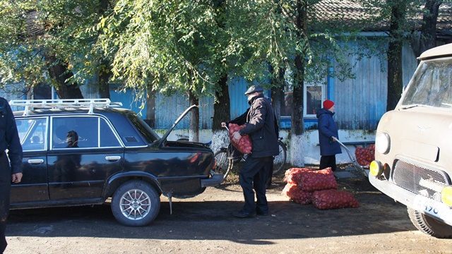 Гуманитарный второй хлеб выдают подтопленцам в пекарне с. Ленинское ЕАО, Фото с места события собственное