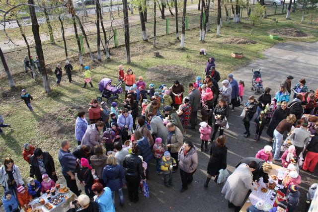 Ярмарка собрала немало народа, Фото с места события собственное