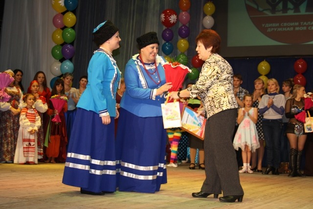 Алла Миндлина награждает дипломантов фестиваля, Фото с места события собственное