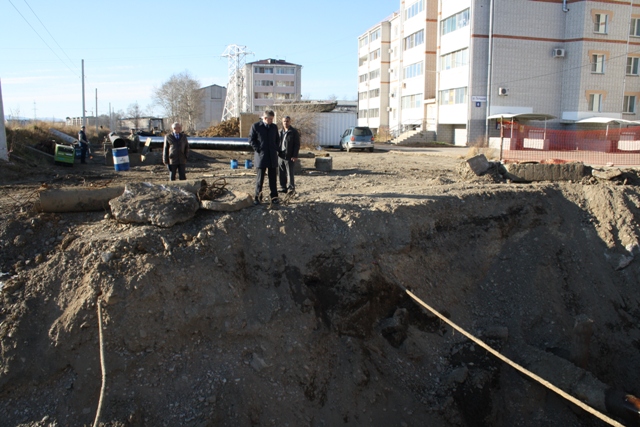Паром для замены дюкера спущен на воду в Биробиджане, Фото с места события собственное