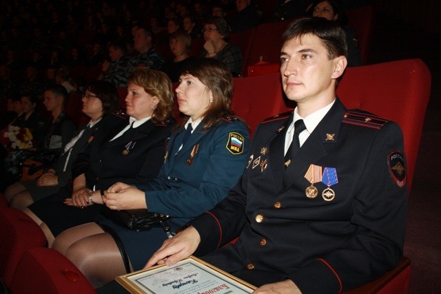 Полицейских ЕАО поздравили с профессиональным праздником, Фото с места события собственное