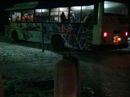 Эвакуированные оправлялись от шока в автобусе, Фото с места события из других источников