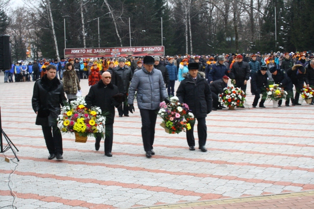 К Огню Славы и пилонам были возложены цветы, Фото с места события собственное