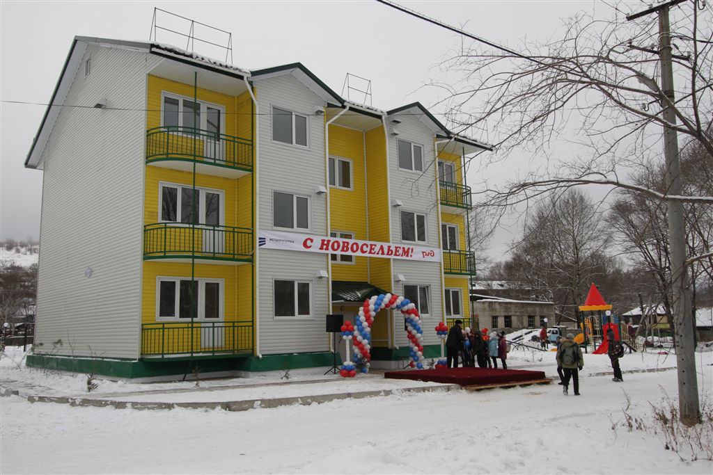 Новый дом рассчитан на девять семей, Фото с места события из других источников