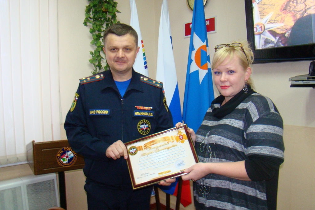 Награду получает Марина Померанцева, Фото с места события из других источников