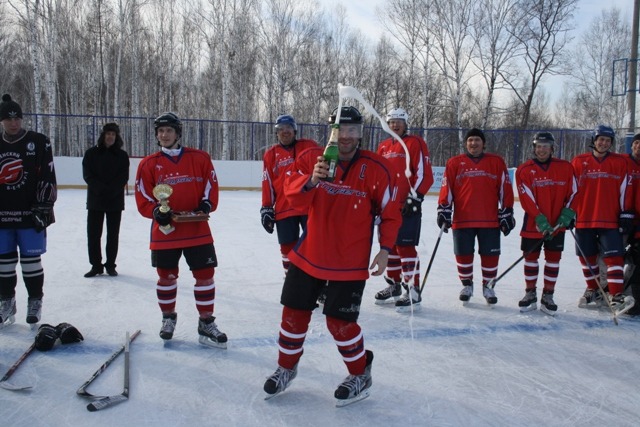 Евгений Арский распечатал ворота и шампанское, Фото с места события собственное
