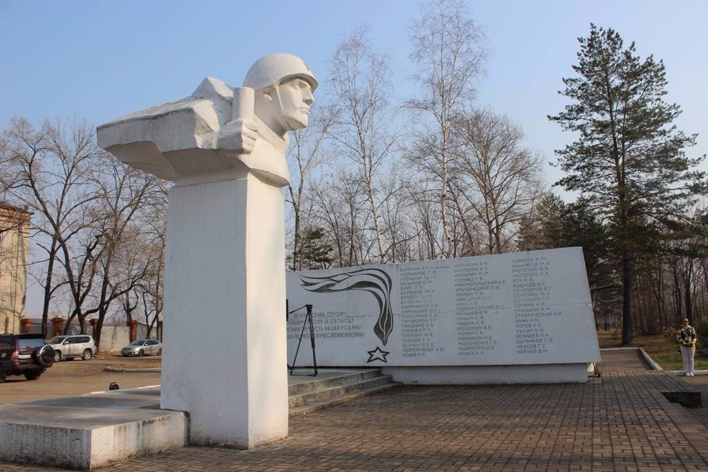 Памятник И.Р. Бумагину в сквере у завода "Дальсельмаш"
